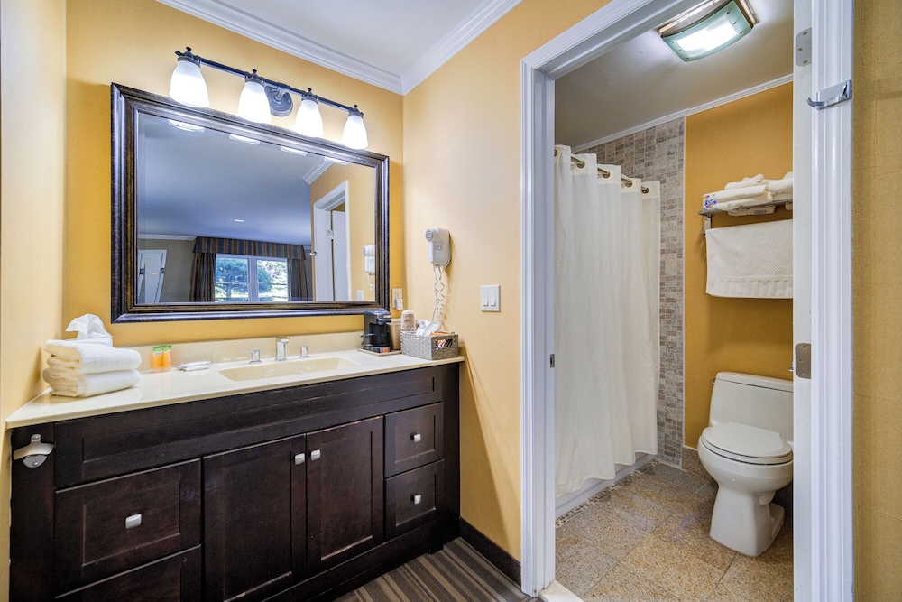 Standard Room, 2 Queen Beds, First or Second Floor photo 2