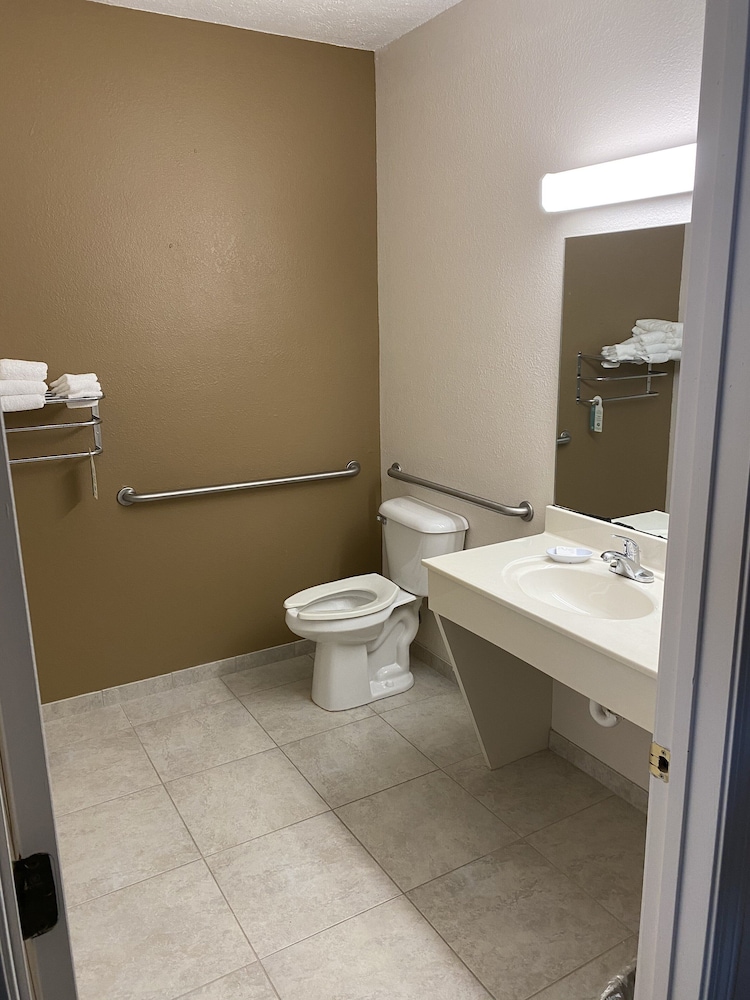 Standard Room, 2 Queen Beds, Accessible (Bathtub/Shower Combo w/ Shower Chair) - Photo 6