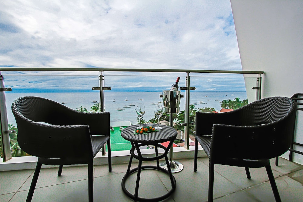 Family Quadruple Room, Multiple Beds, Non Smoking, Balcony (1 queen and 2 double beds) - Photo 6