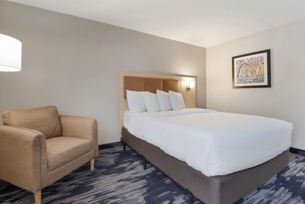 Standard Room, 1 Queen Bed, Accessible, Bathtub - Photo 2