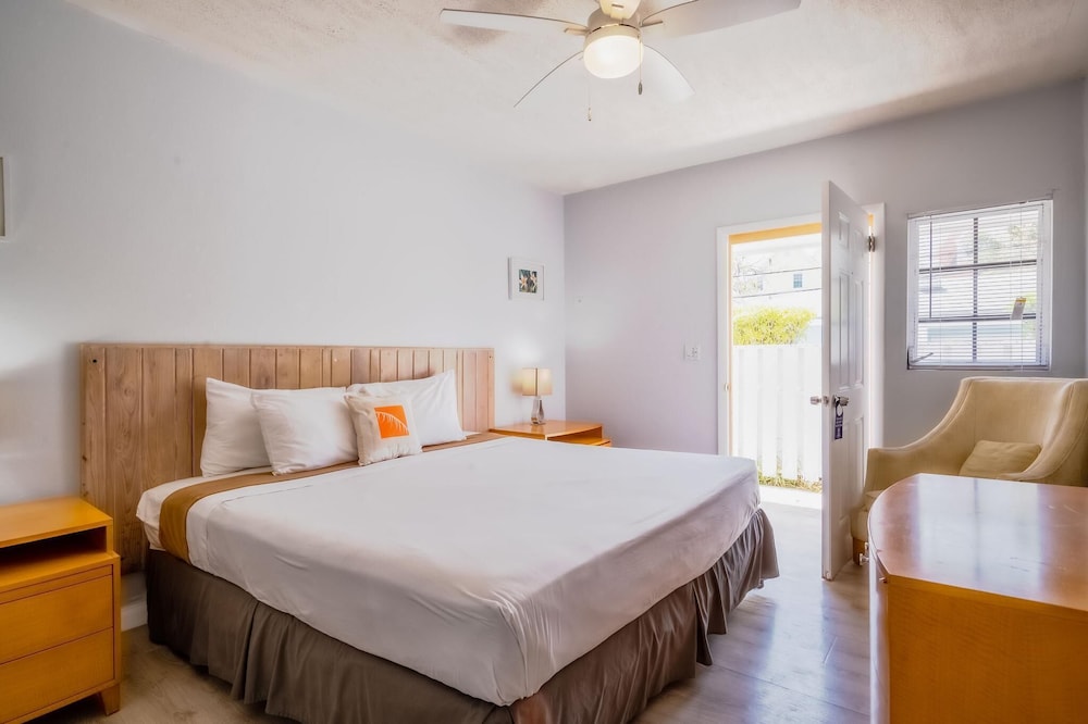 Basic Room, 1 King Bed, Non Smoking, Garden View