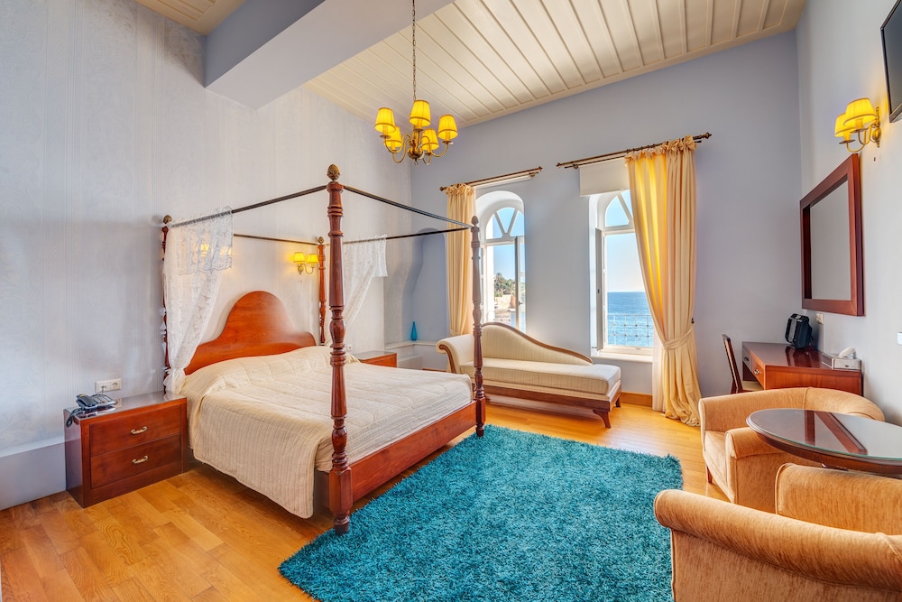 Honeymoon Suite, Sea View