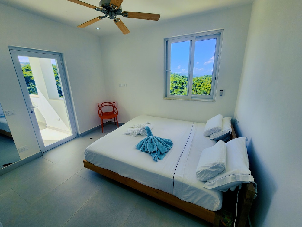 Economy Room, 1 King Bed, Shared Bathroom, Hill View photo 1