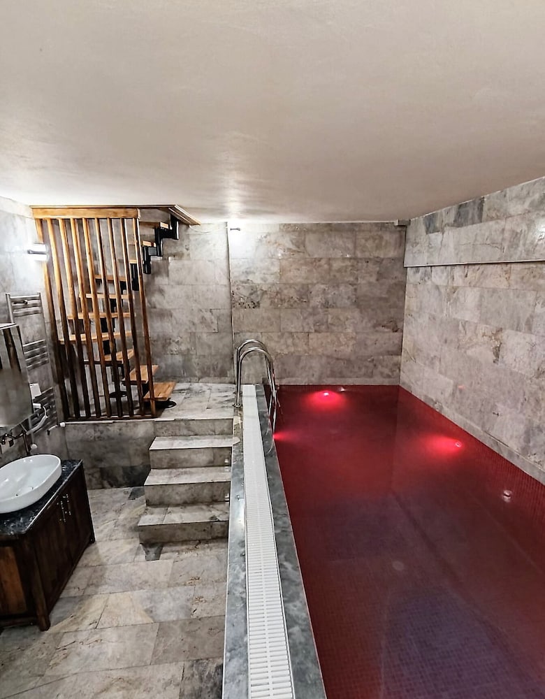 Red Pool Suite, Hot Tub - Photo 8