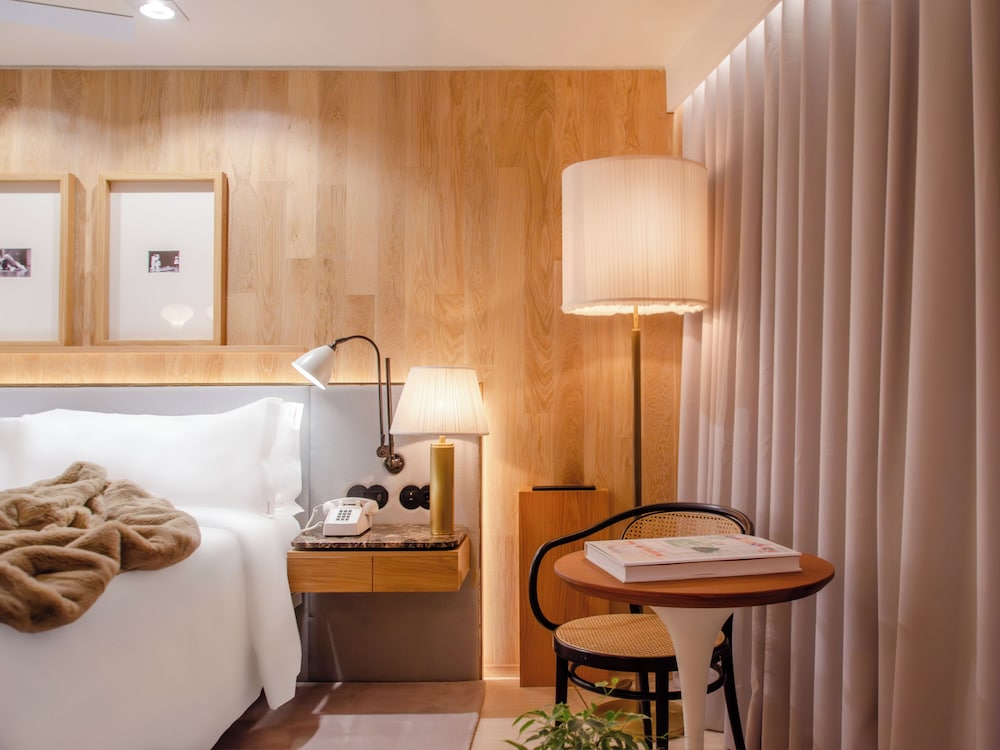 Contemporary Deluxe Room - Photo 10