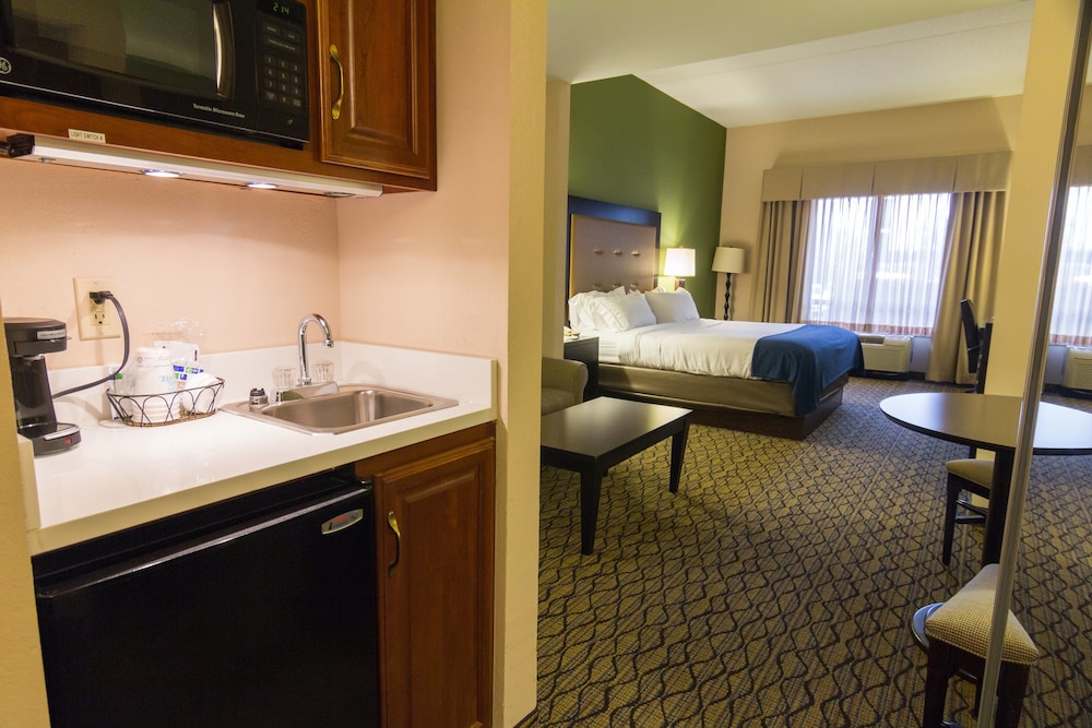 Suite, 1 King Bed, Accessible Bathtub (Communications) - Photo 4