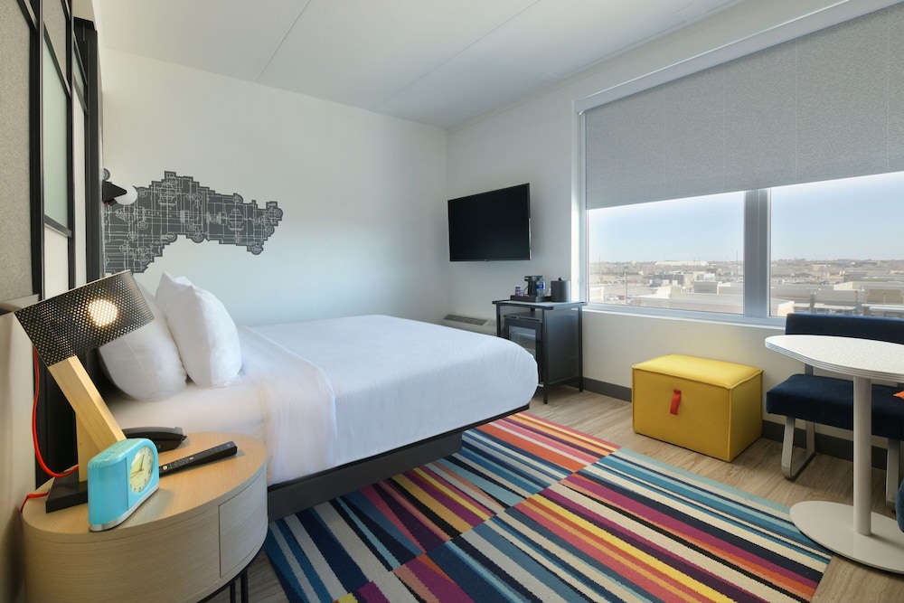 Room, 1 King Bed (Mobility/Hearing Access, Roll-In Shwr) photo 2