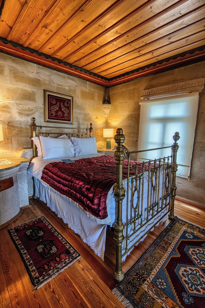 Superior Suite - Photo 13