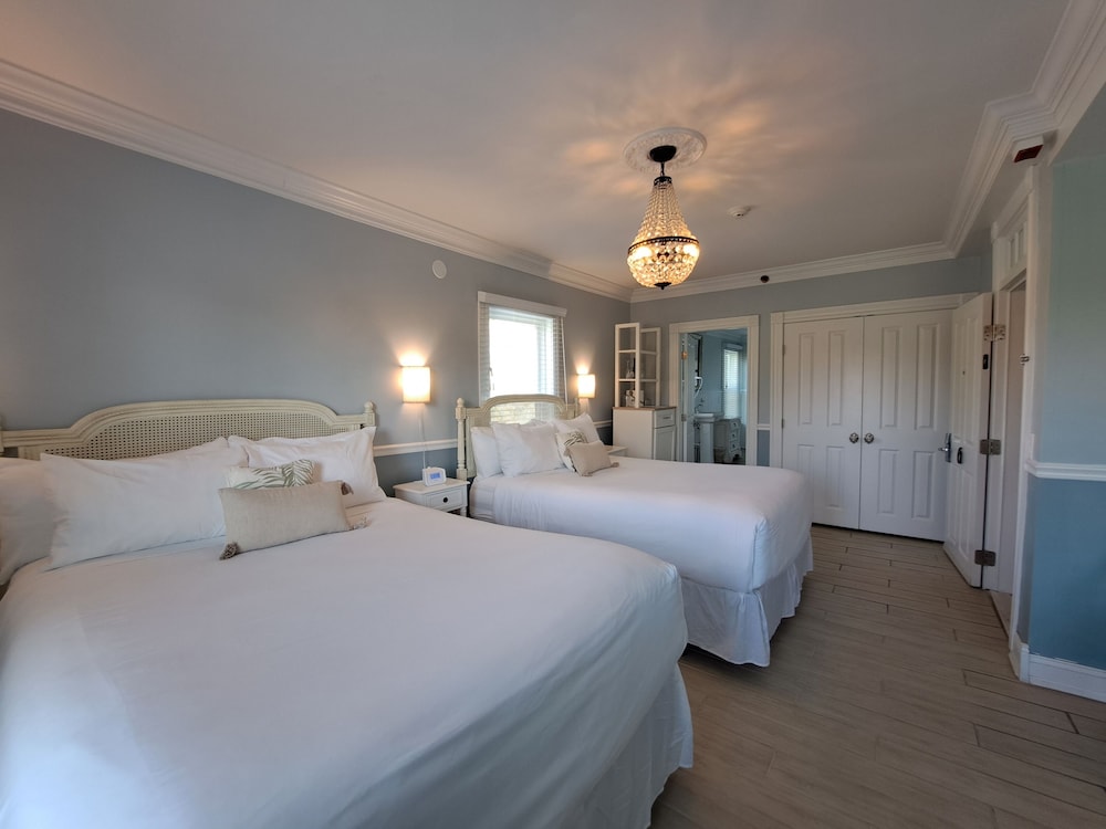 Premium Room, 2 Queen Beds, Bathtub photo 3