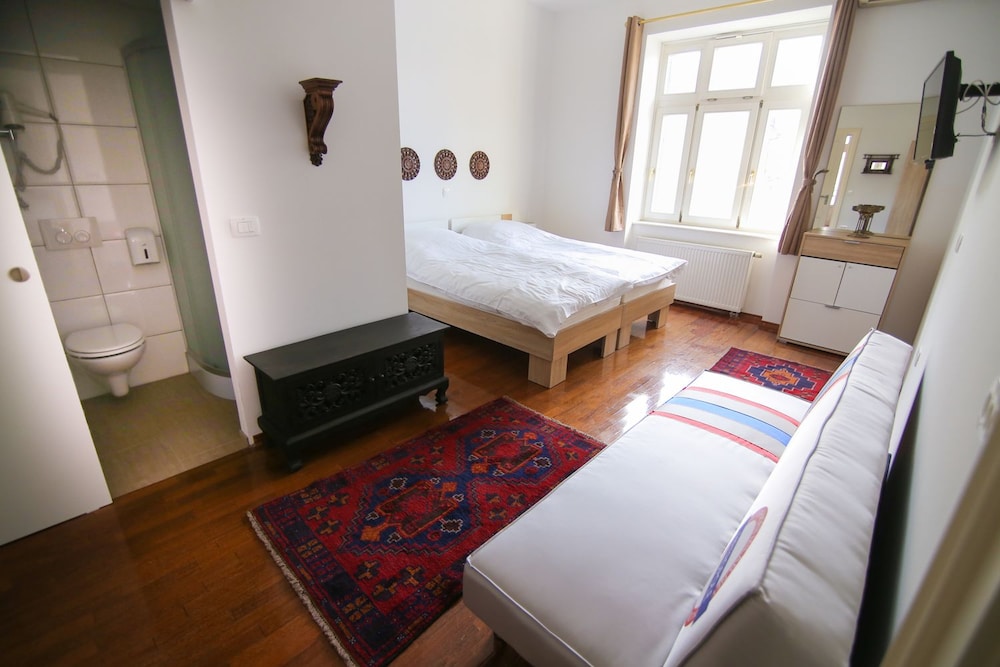 Triple Room, Multiple Beds, Non Smoking photo 3