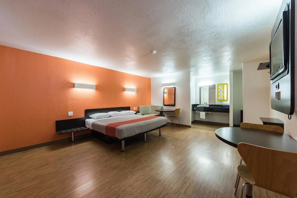 Standard Room, 1 King Bed, Non Smoking, Kitchenette - Photo 13