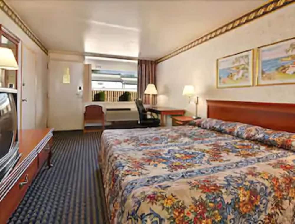 Room, 1 King Bed, Non Smoking - Photo 2