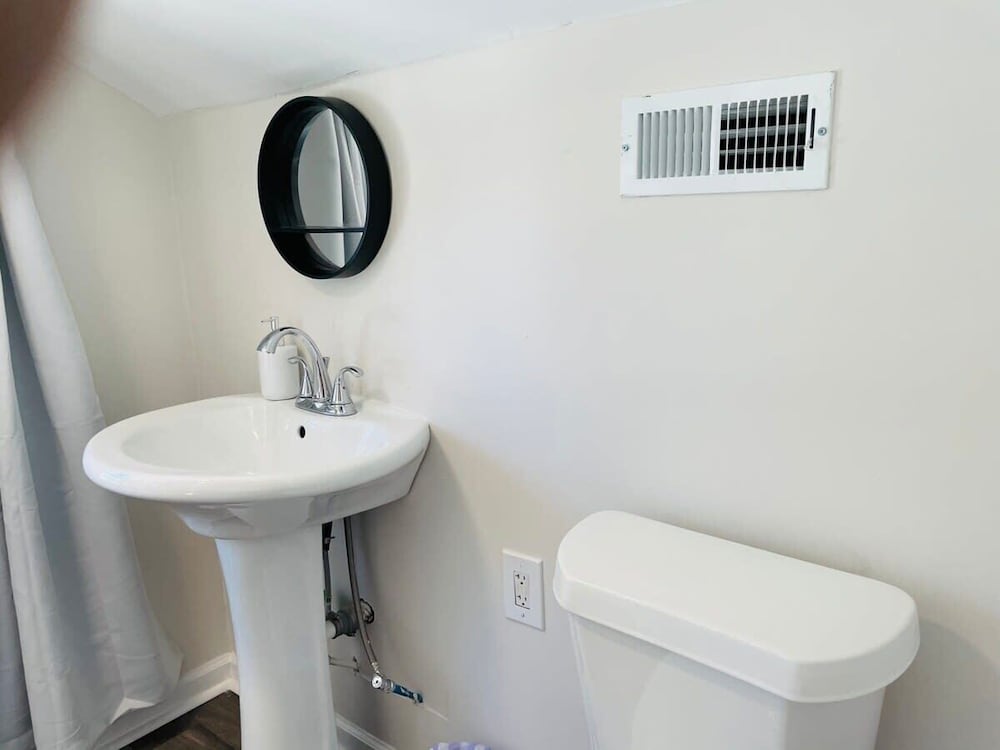 House, Multiple Beds, Patio, Garden View (83rd Street Comfy Cottage) photo 2