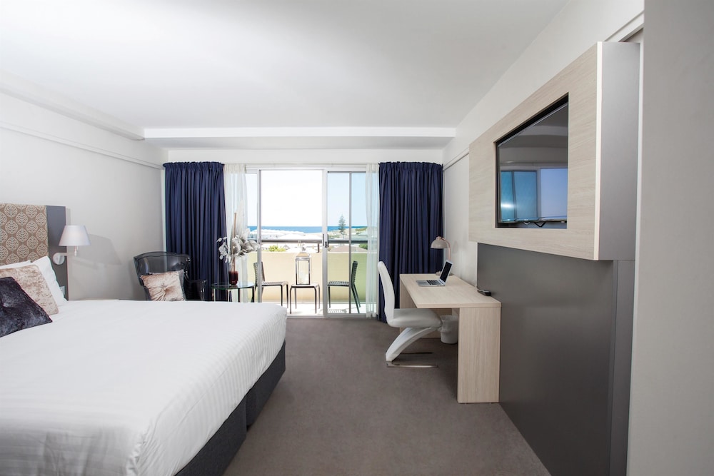 Suite, 1 King Bed, Non Smoking, Balcony (Walk-in Shower;Larger Room) photo 1