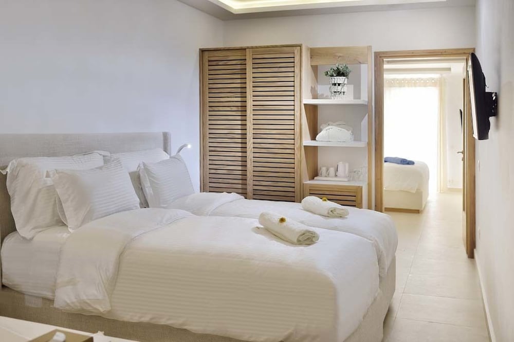 Executive Suite, Jetted Tub, Sea View with Private pool - Photo 1
