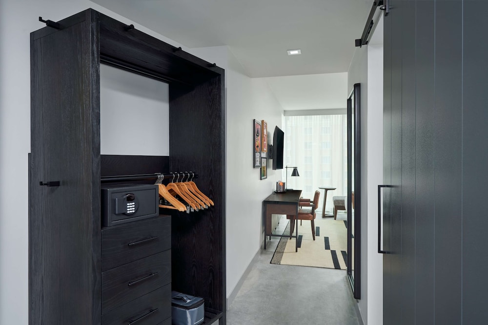 Room, 1 King Bed, Accessible (Roll-In Shower, Mobility & Hearing) - Photo 2