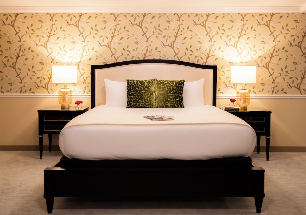 Premier Room, 1 King Bed photo 3
