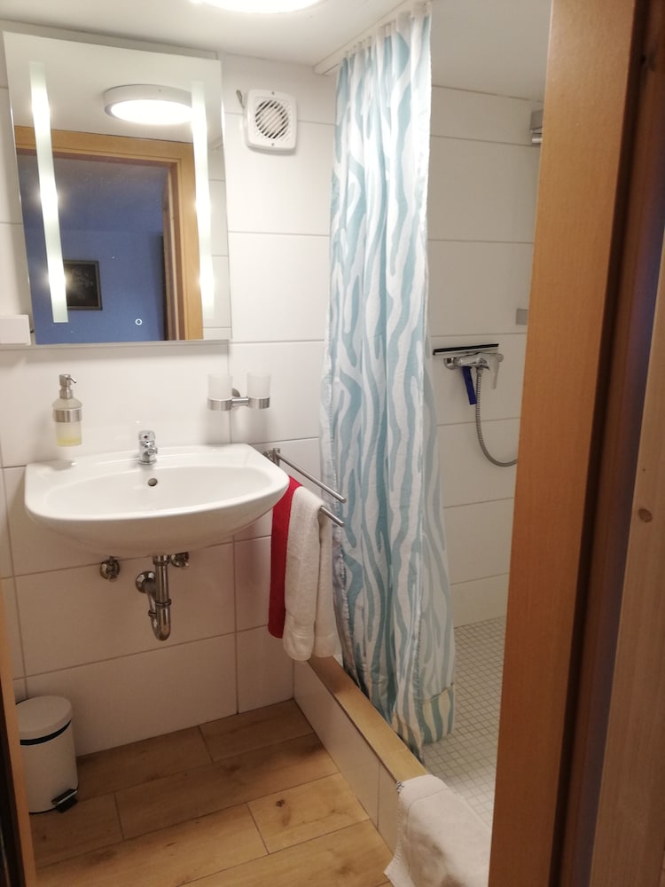 Deluxe Double Room, Private Bathroom (Sonnenblumenzimmer) - Photo 7