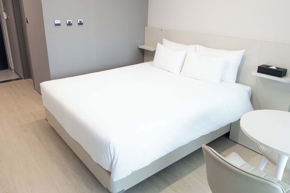 Deluxe Double Room, Balcony, Partial Ocean View
