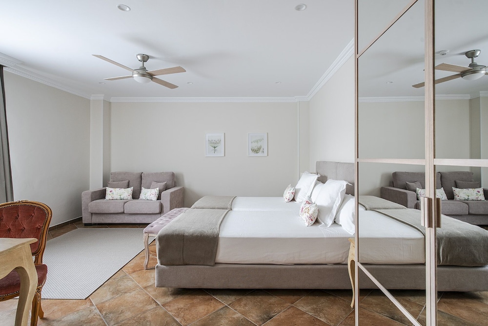 Habitación Doble Deluxe con Baño (Sofá cama)