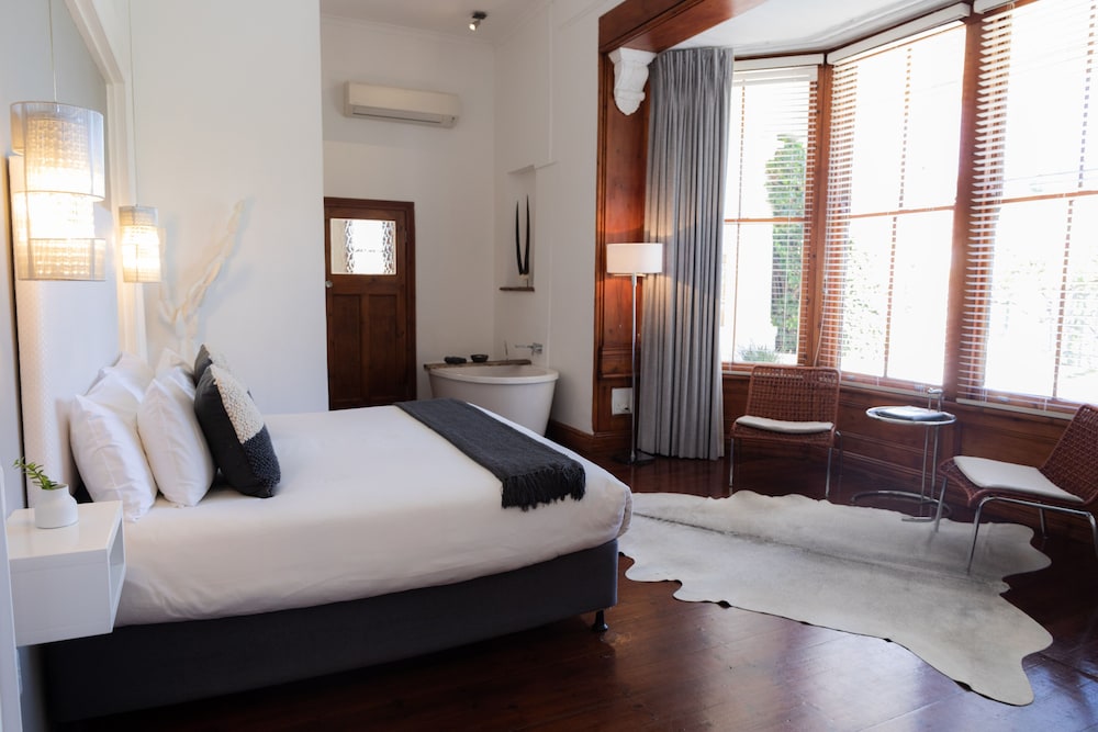 Superior Room, 1 King Bed photo 3