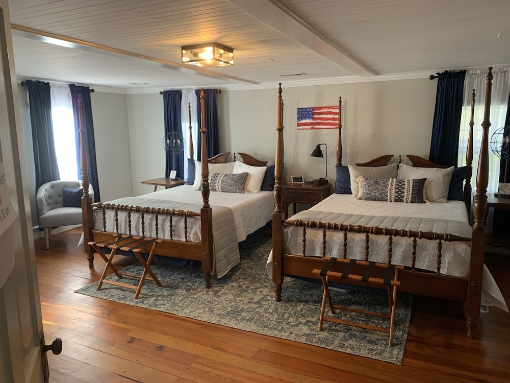 Standard Quadruple Room, Ensuite (Lookout Mountain)