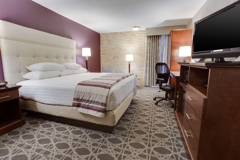 Deluxe Room, 1 King Bed, Refrigerator & Microwave (Oversized, Upper Floor)