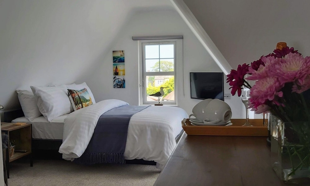 Deluxe Suite, Ensuite, Partial Sea View