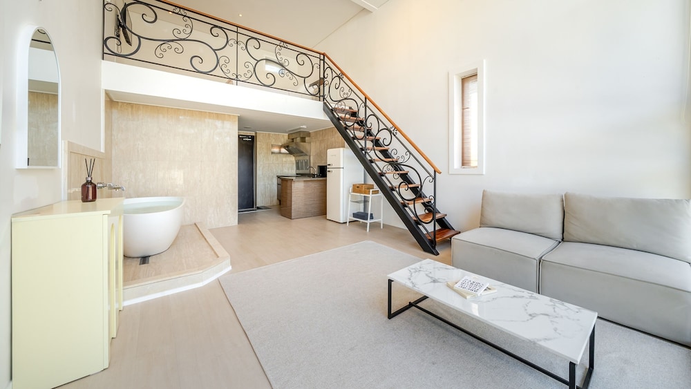 Basic Room, 1 Bedroom (B103(2F / European Whirlpool Tub)) photo 2