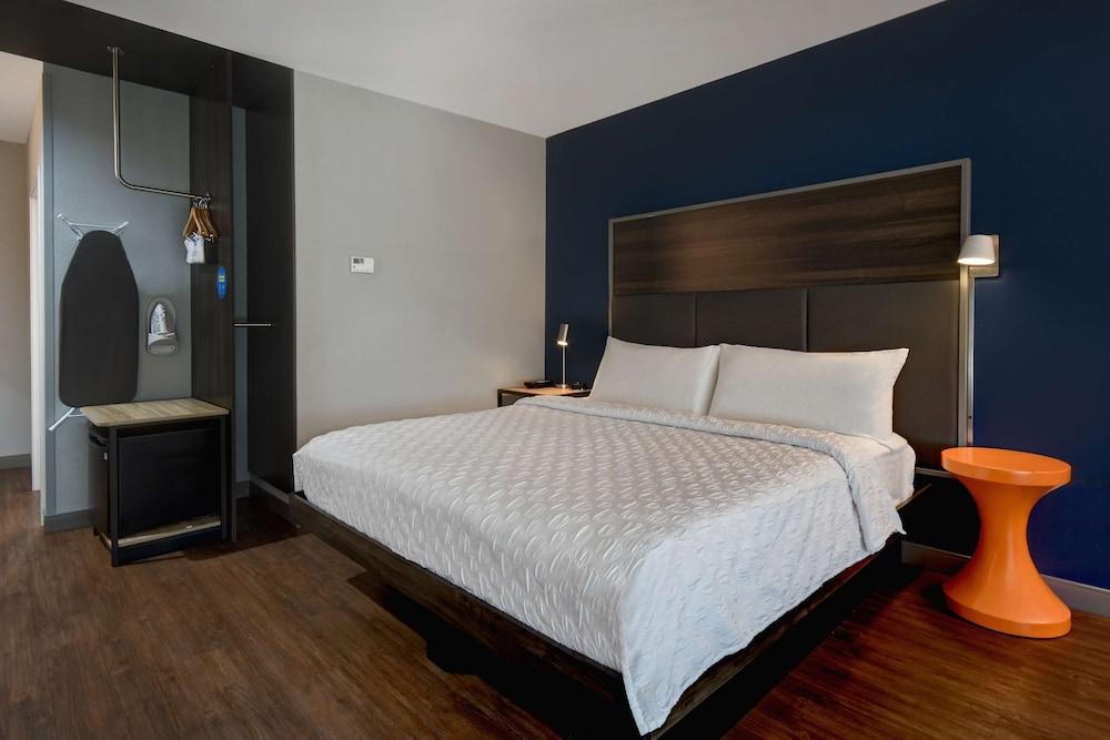 Room, 1 King Bed, Accessible Bathtub, Bathtub - Photo 3