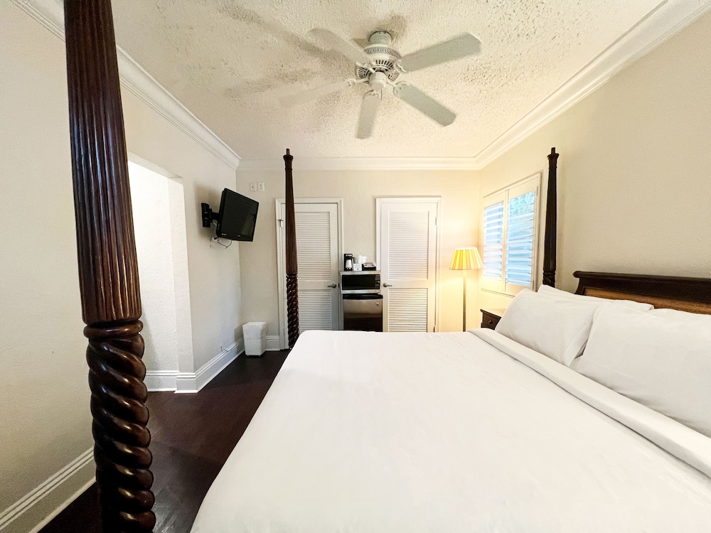 Standard Studio, 1 King Bed