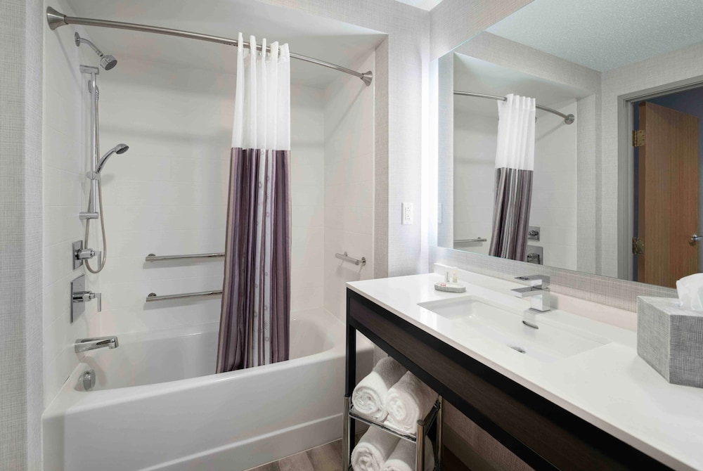 Deluxe Room, 2 Queen Beds, Bathtub Grab Bars, Non Smoking