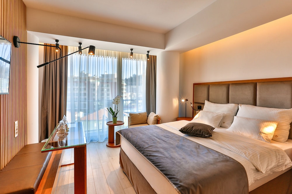 Standard Double or Twin Room, City View photo 2