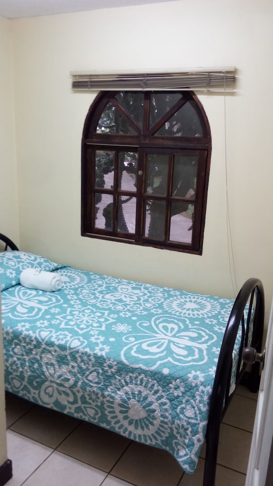Classic Double Room, 1 Queen Bed, Non Smoking, Shared Bathroom photo 2