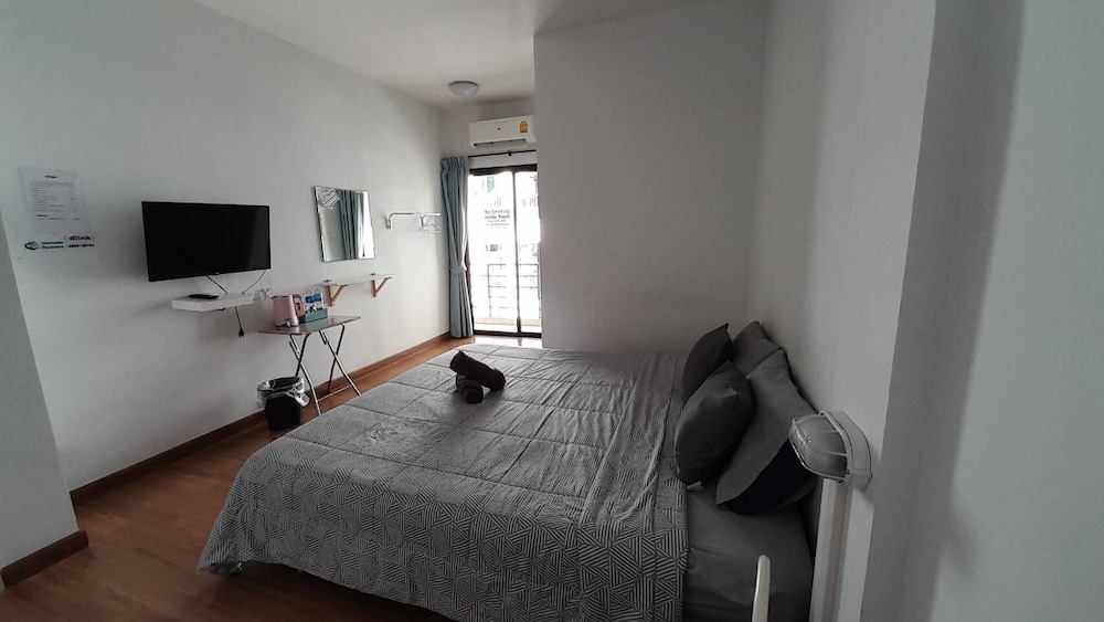 Comfort Studio, 1 King Bed photo 2