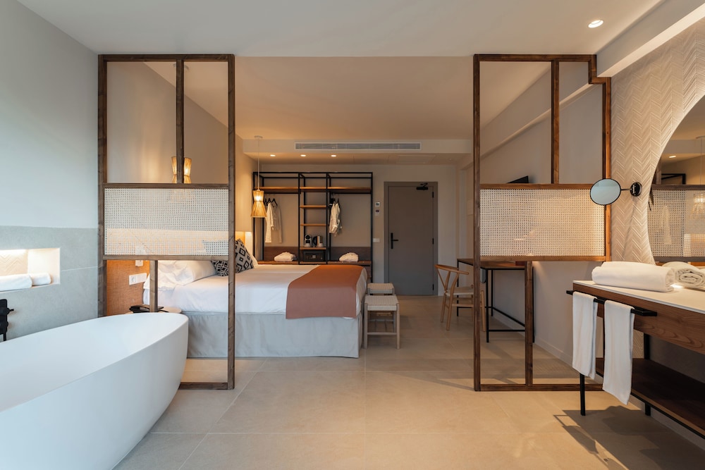 Suite, Balcony (Magnus)(2 adults + 1 child) thumbnail 5