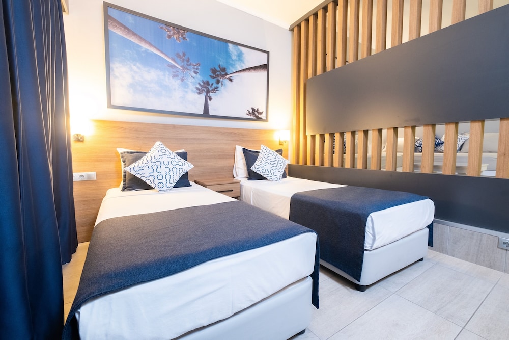 Standard Room, Multiple Beds photo 3