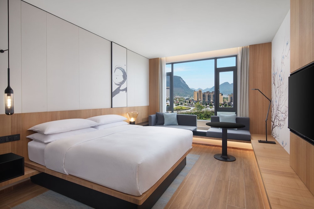 Suite, 1 King Bed, Mountain View photo 3