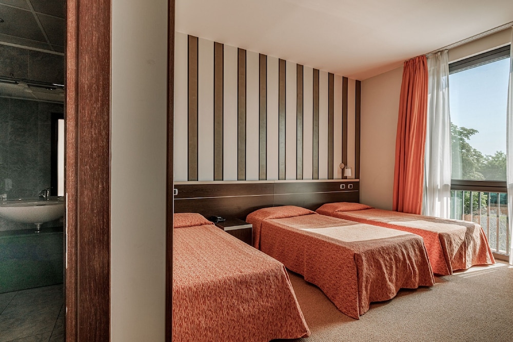 Deluxe Triple Room - Photo 2