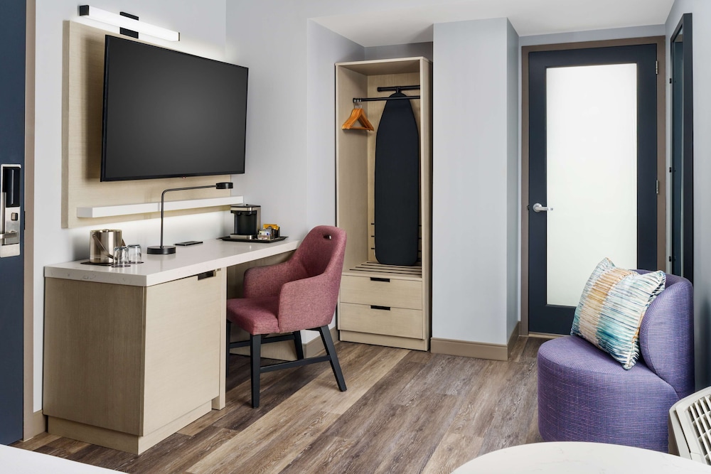 Room, 1 King Bed, Balcony