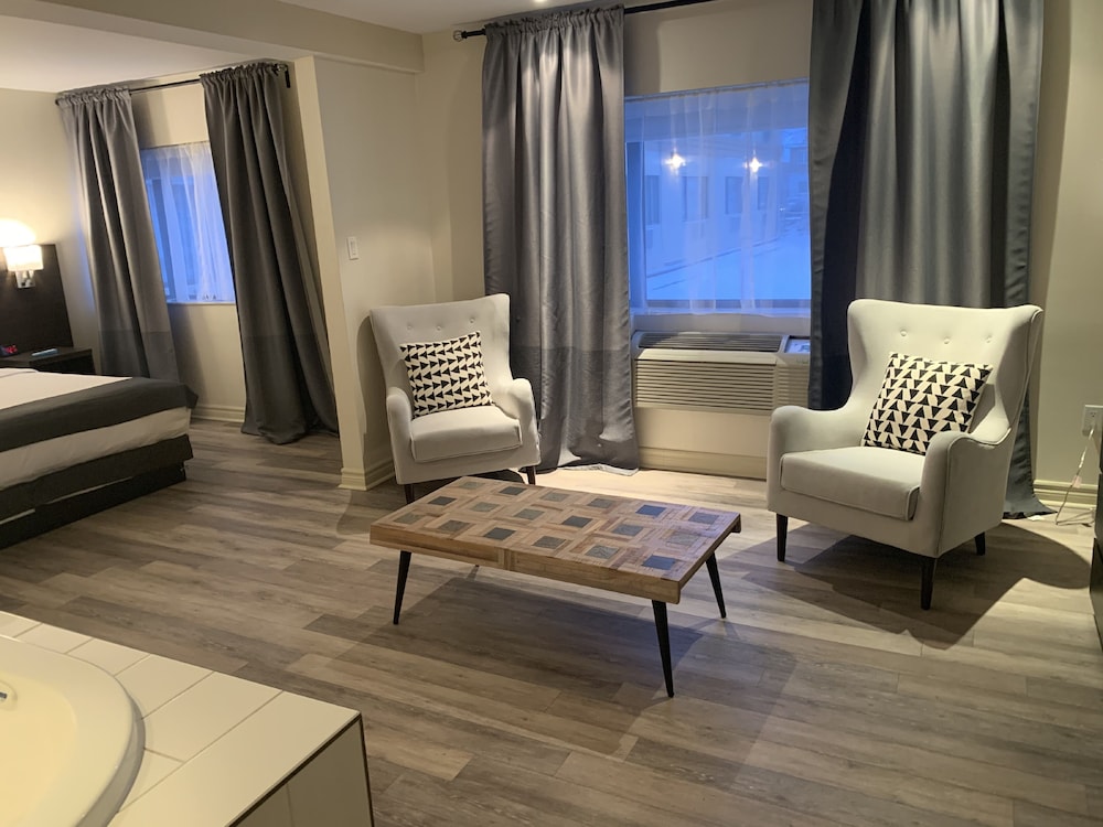 Grande Suite, 1 King Bed, Jetted Tub - Non Smoking photo 3