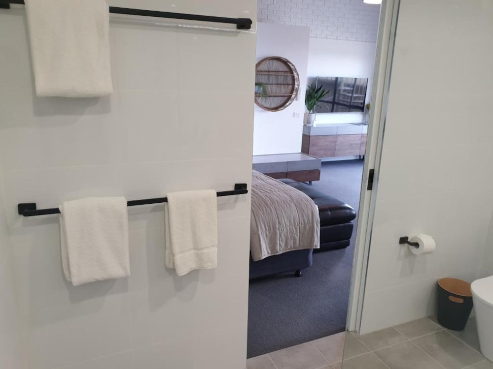 Executive Studio Suite, 1 King Bed, Partial Ocean View photo 3