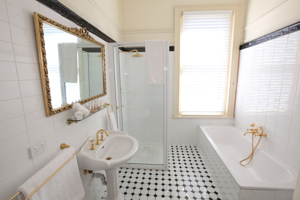 Deluxe Suite, 1 Queen Bed, Ocean View photo 3