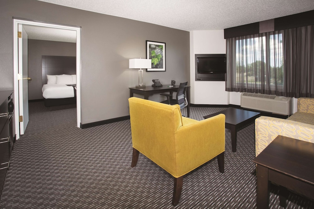 Suite, 2 Double Beds, Non Smoking - Photo 3