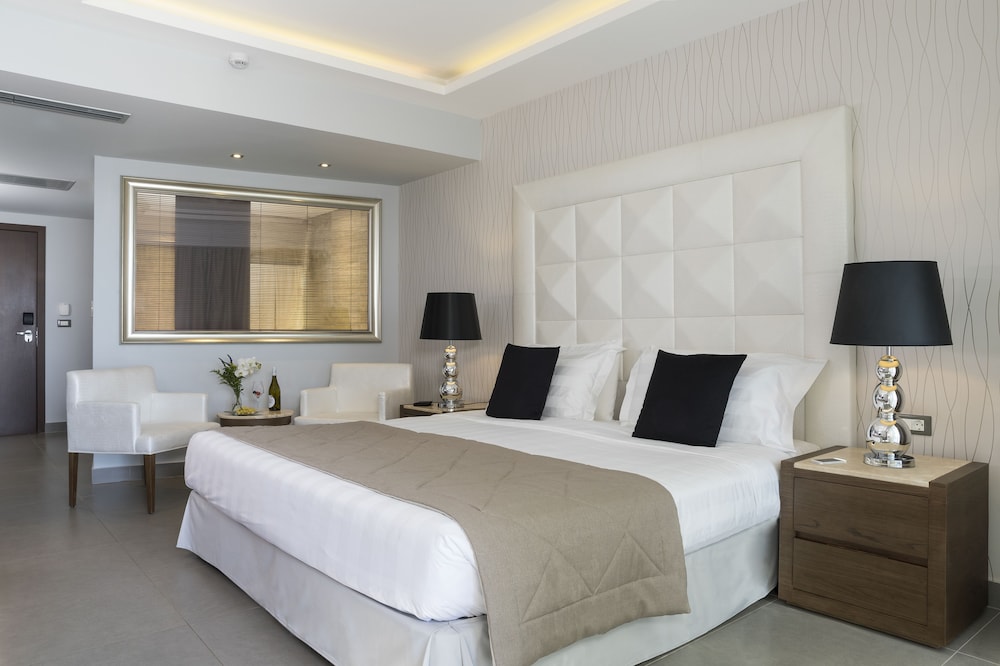 Junior Suite, Private Pool, Partial Sea View - Photo 2