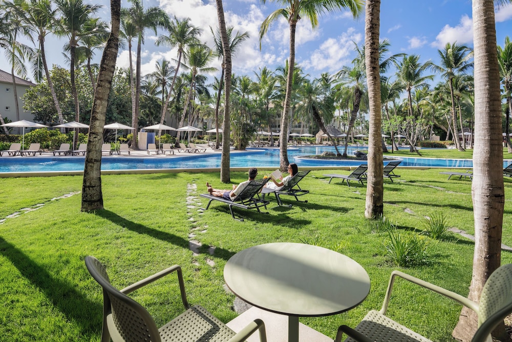 Standard Room, 1 King Bed (tropical View | Pool Walk Out)