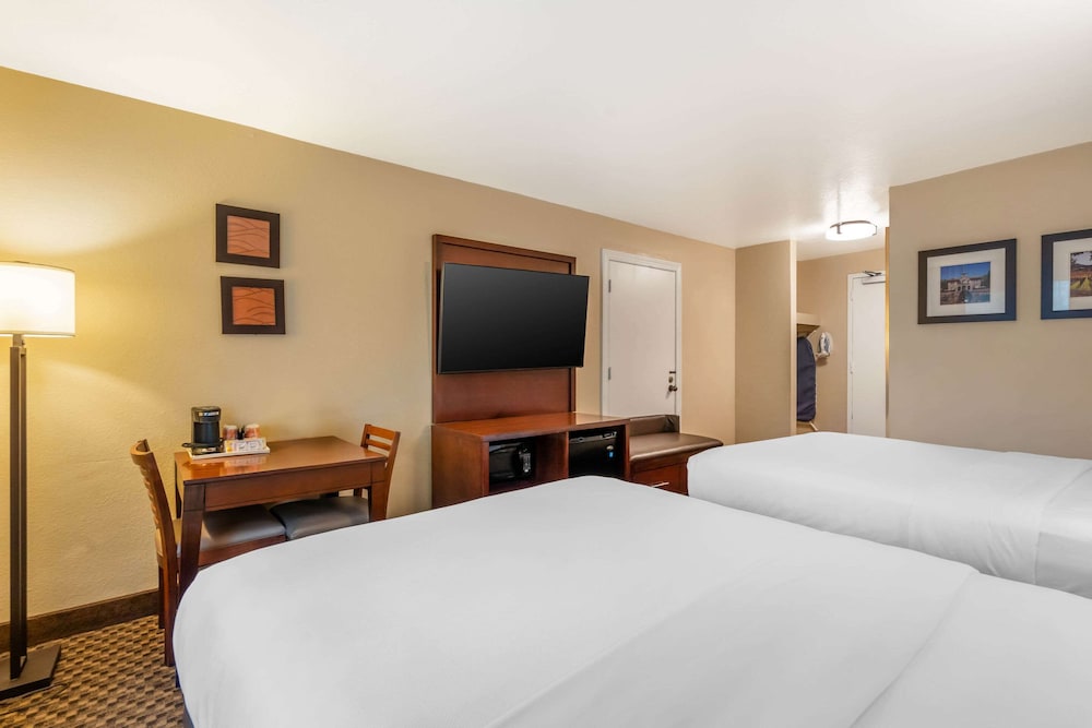 Standard Room, 2 Queen Beds, Non Smoking - Photo 4