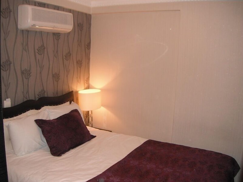 Standard Room, Corner