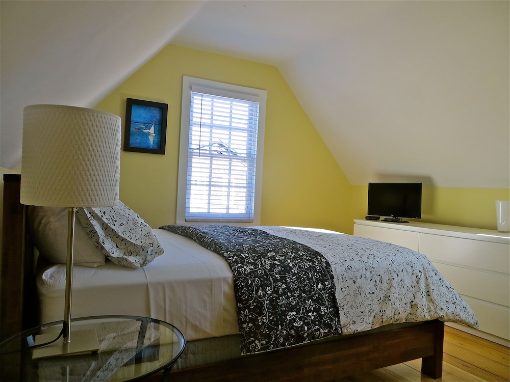 Classic Room, 1 Queen Bed photo 3