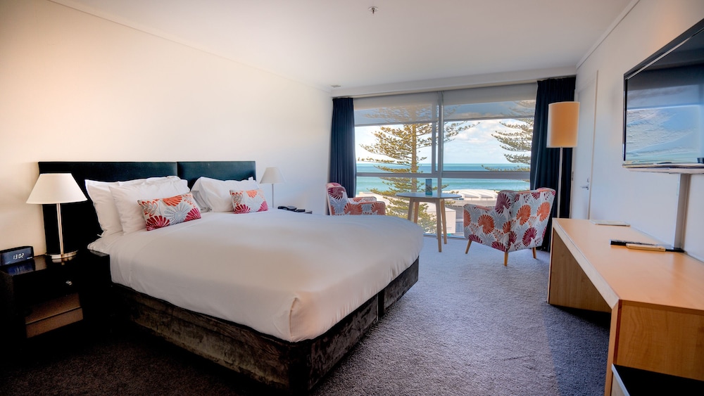 Pacific View Superior Room, 1 King Bed, High Floor - Photo 1
